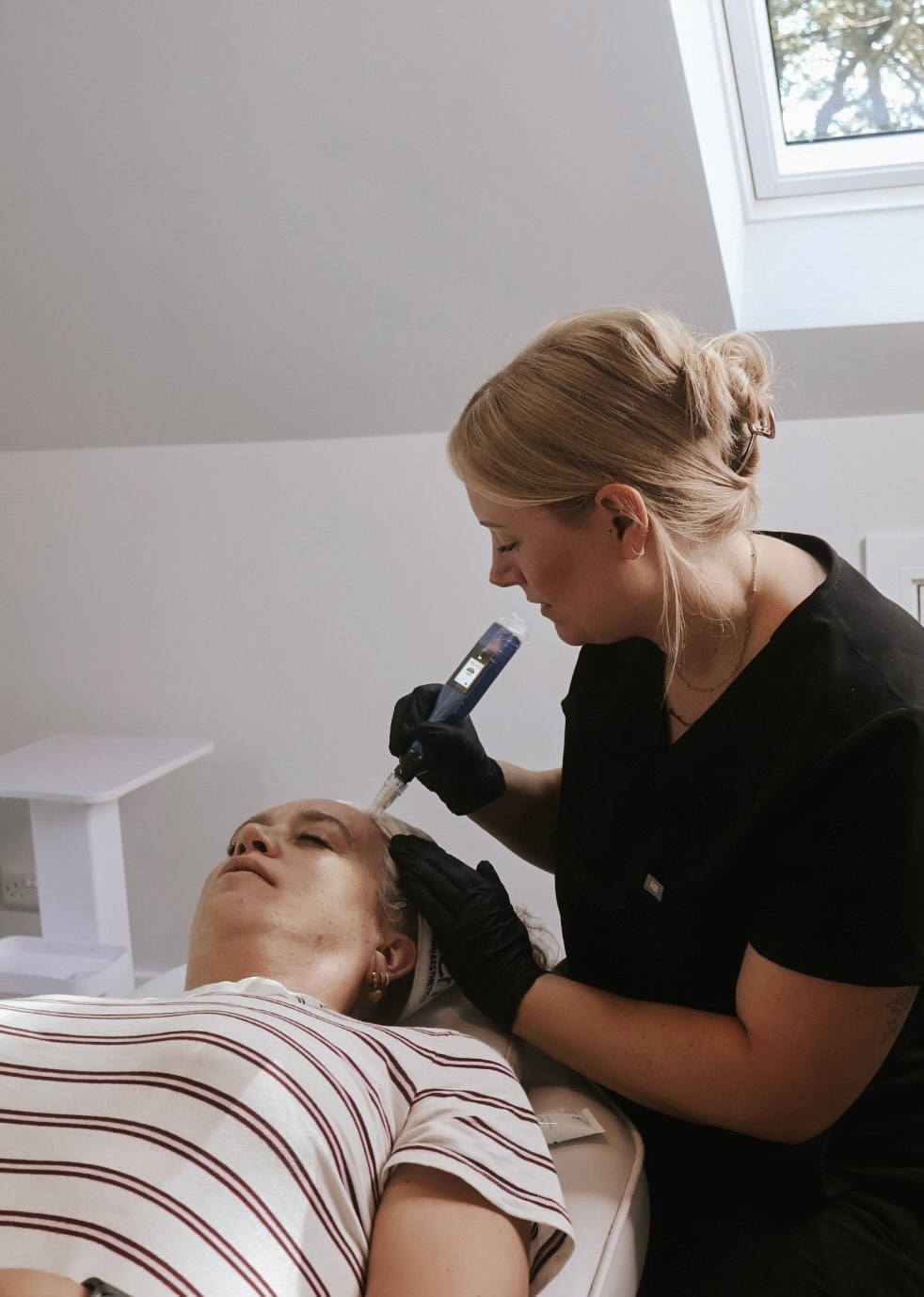 Kirsty performing a SkinPen microneedling treatment
